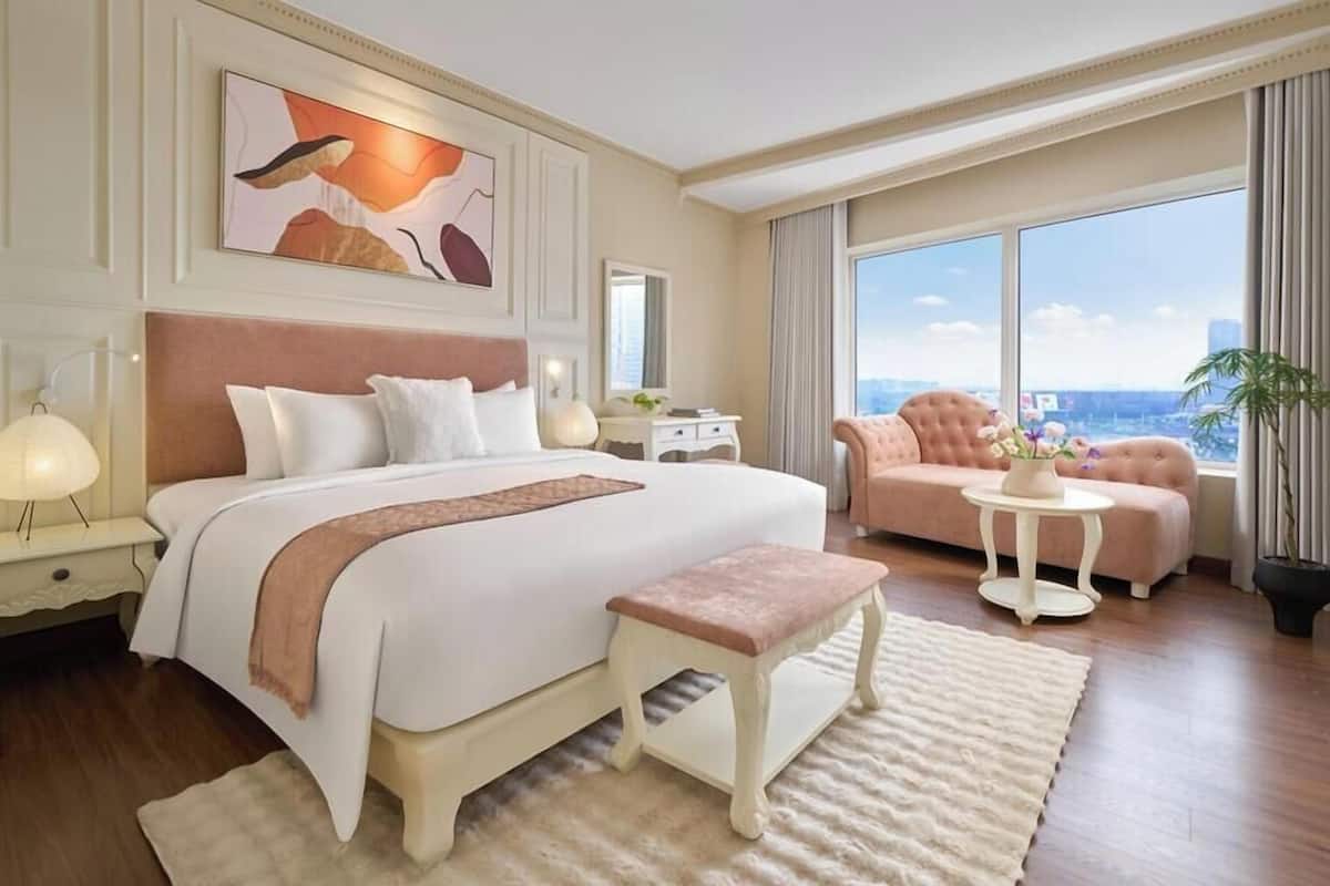 Minibar, in-room safe, desk, iron/ironing board