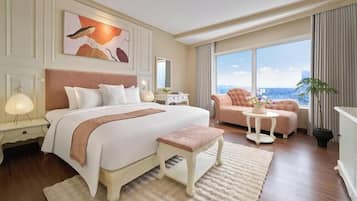 Minibar, coffres-forts dans les chambres, bureau