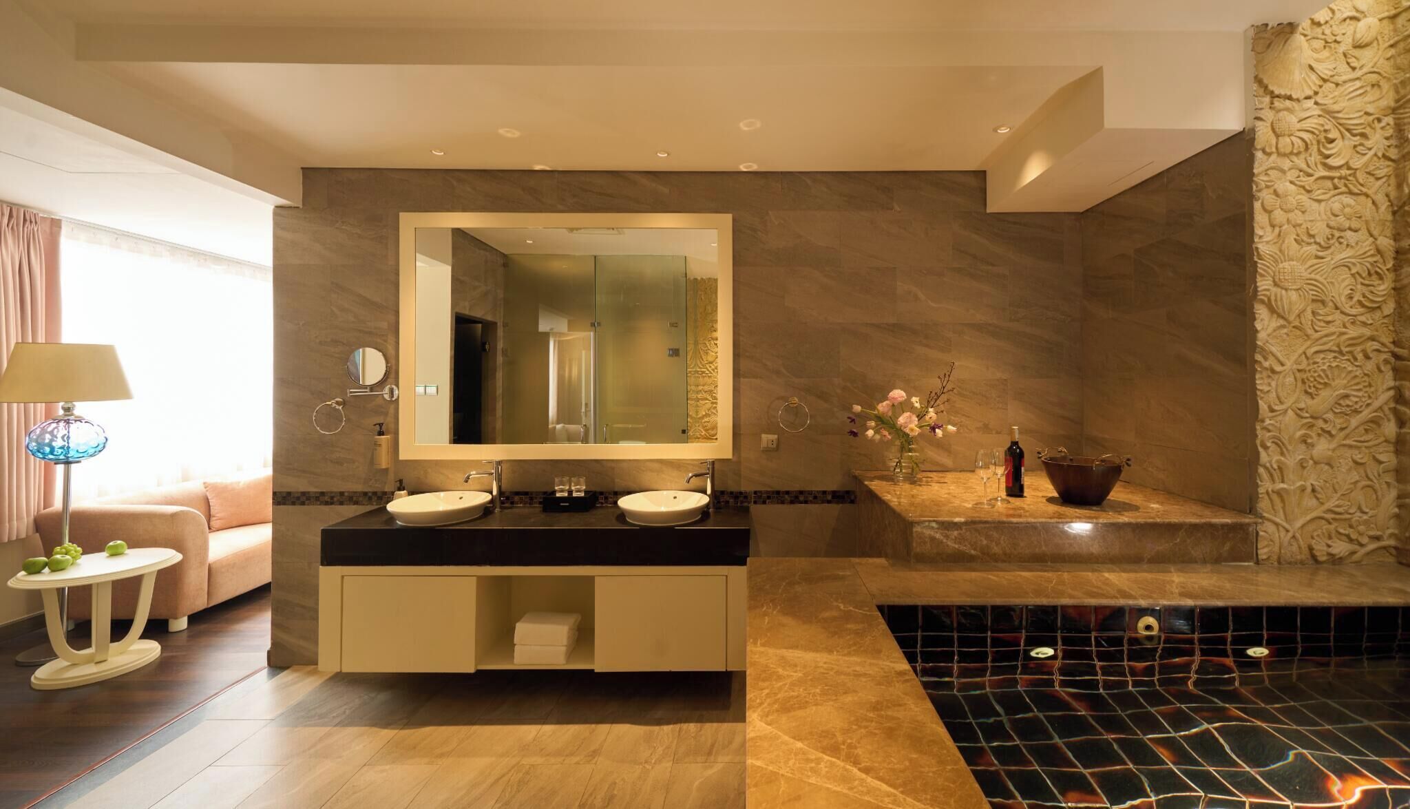 ห้องสวีท, เตียงคิงไซส์ 1 เตีย  ง (with Afternoon Tea) | ห้องน้ำ | ฝักบัว, ของใช้ในห้องน้ำฟรี, ไดร์เป่าผม (มีให้บริการตามคำขอ)