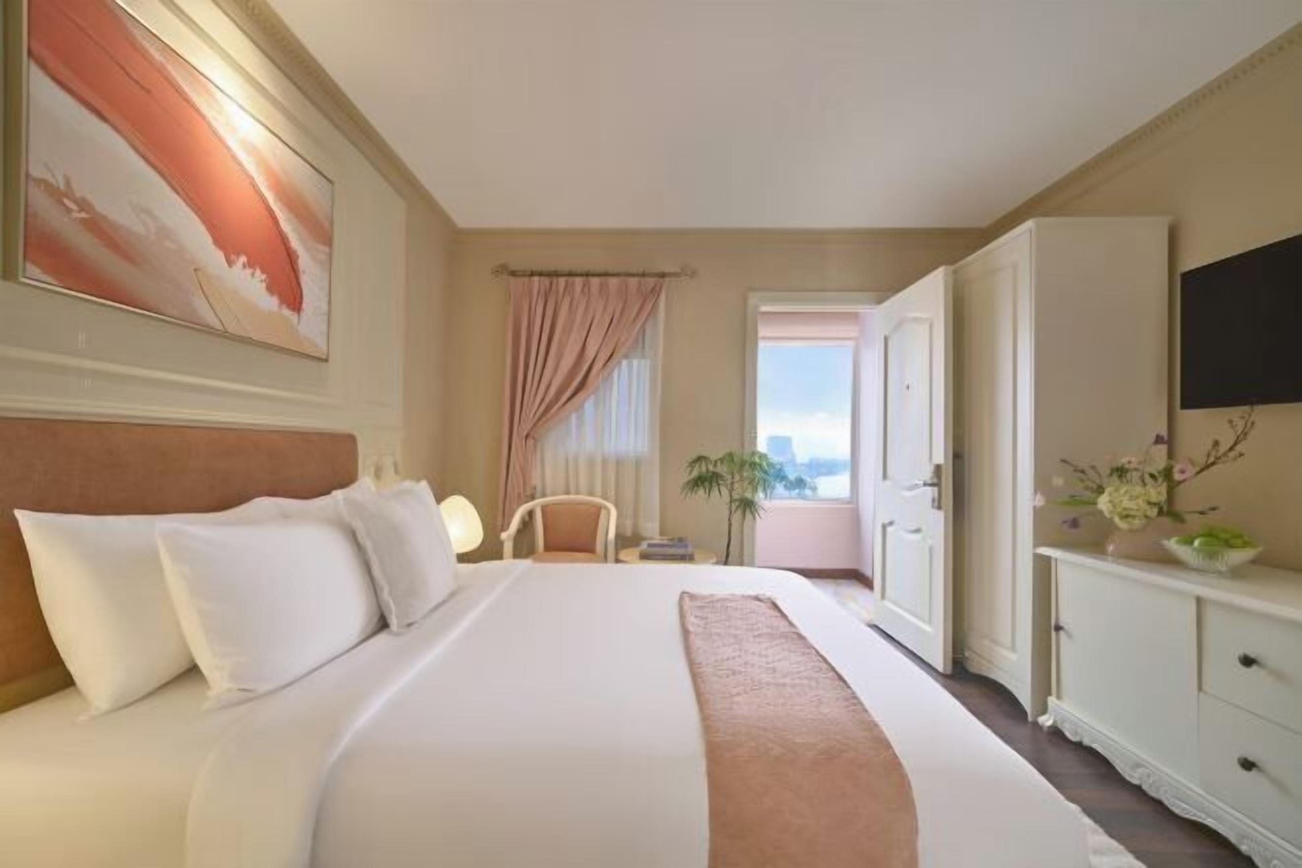 Minibar, caja de seguridad en la habitación y escritorio 