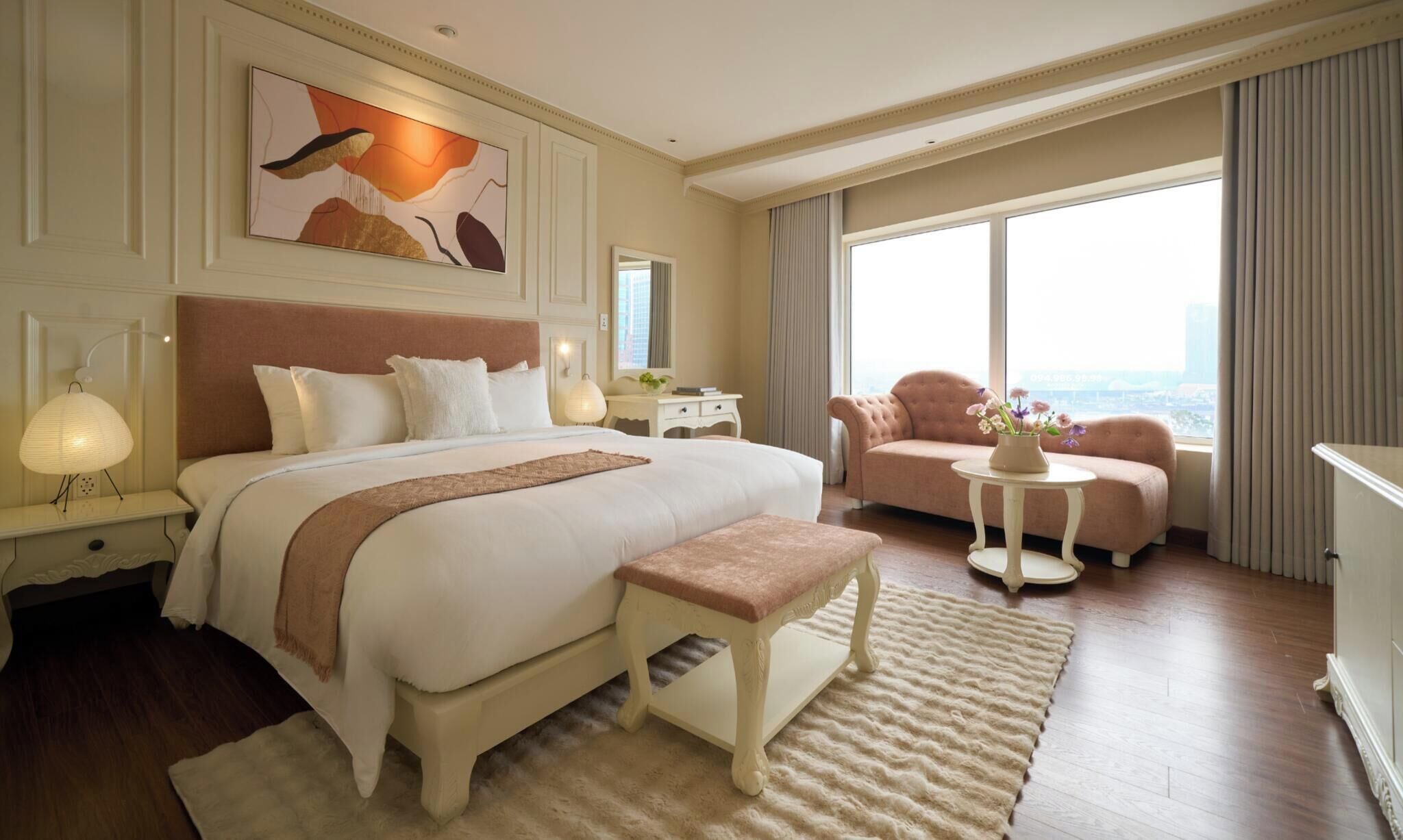 小型开间套房 (Double or Twin with Afternoon tea) | 迷你吧、客房内保险箱、办公桌、熨斗/熨板