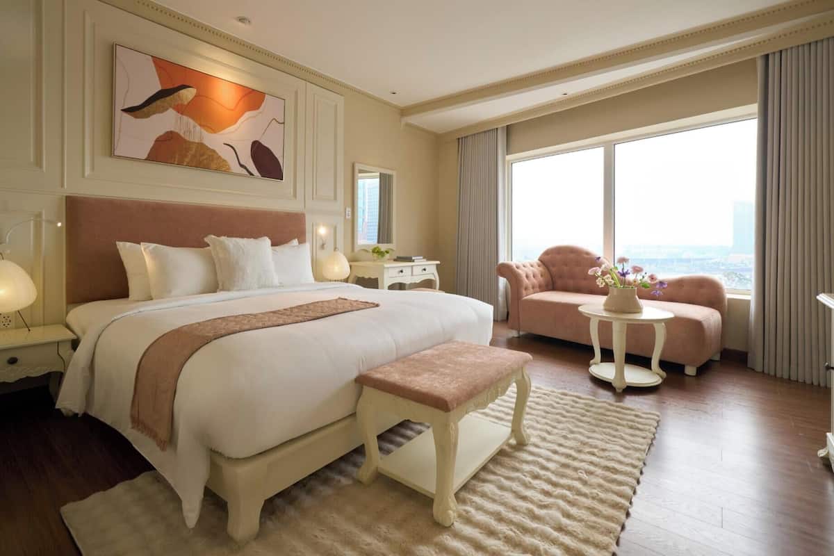 Minibar, in-room safe, desk, iron/ironing board