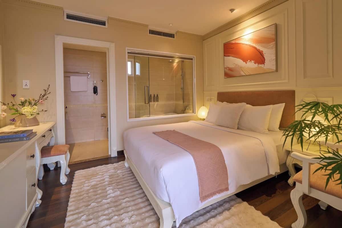 Minibar, in-room safe, desk, iron/ironing board