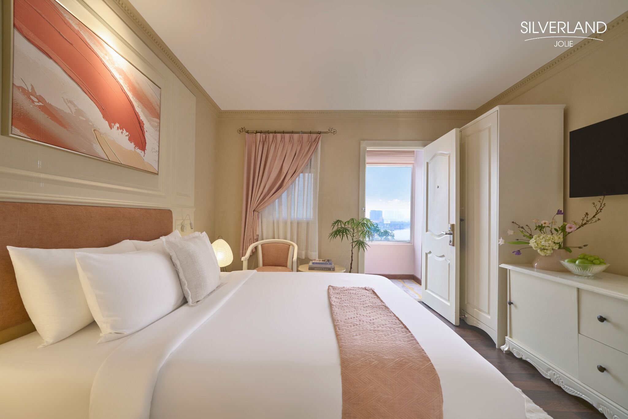 尊贵双人房 (Corridor view window, Afternoon Tea) | 迷你吧、客房内保险箱、办公桌、熨斗/熨板