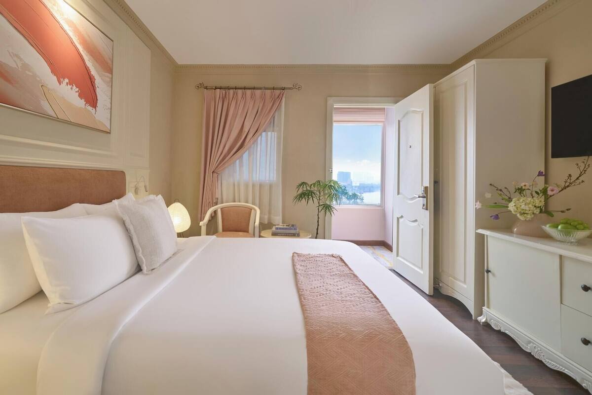 Premier Double Room (Window with corridor view) | Minibar, in-room safe, desk, iron/ironing board (on request)