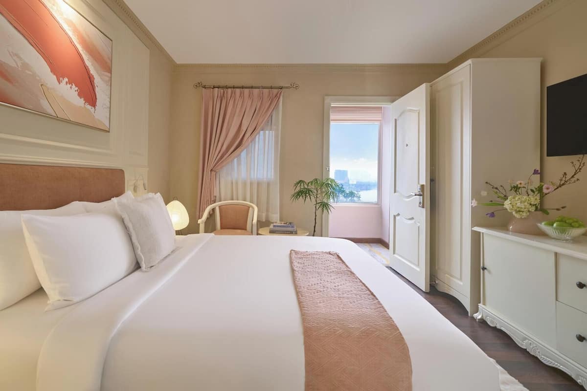 Minibar, in-room safe, desk, iron/ironing board