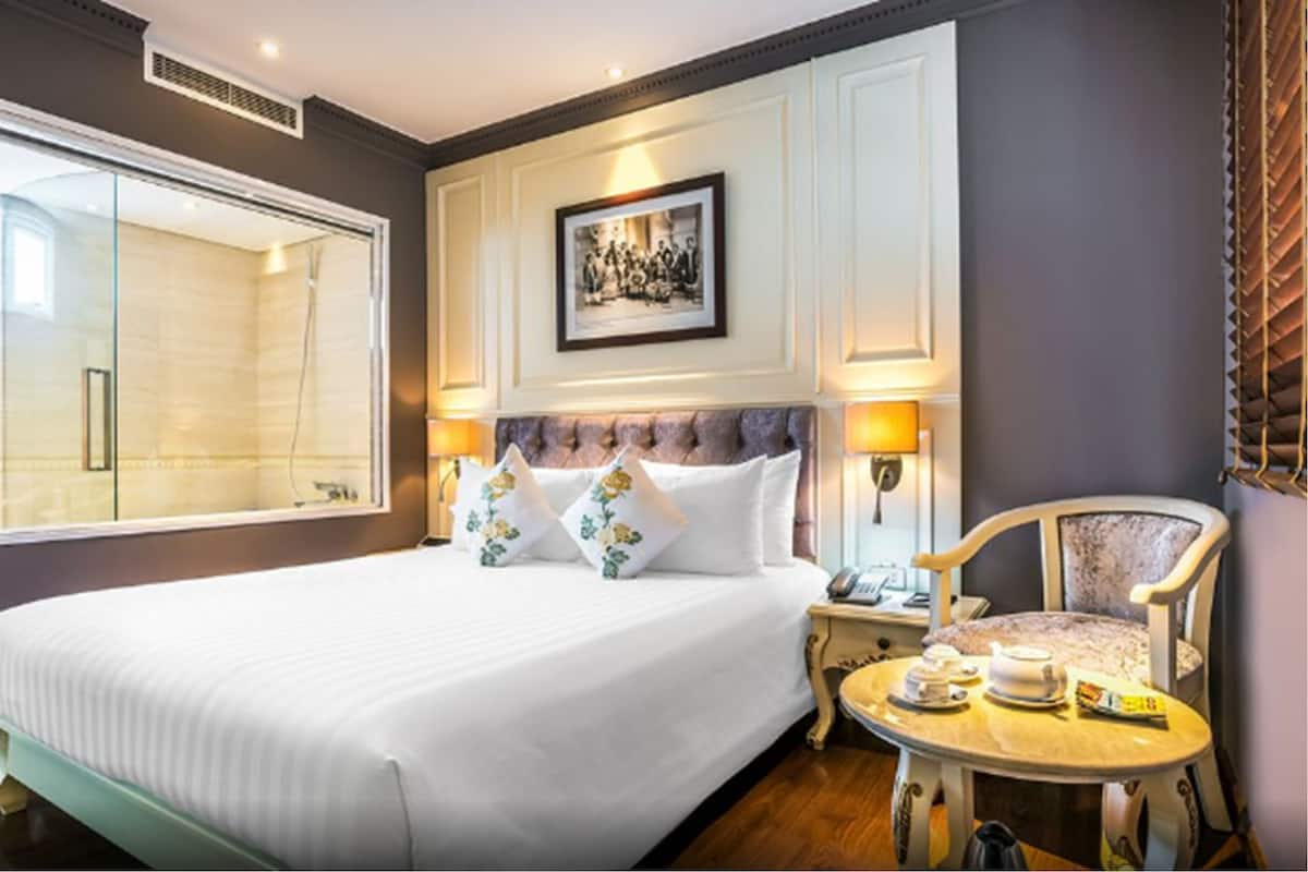 Premier Double Room (Window with corridor view) | Minibar, in-room safe, desk, iron/ironing board
