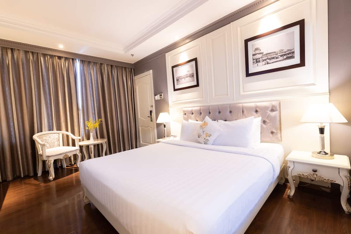 Executive Double or Twin Room | Minibar, in-room safe, desk, iron/ironing board