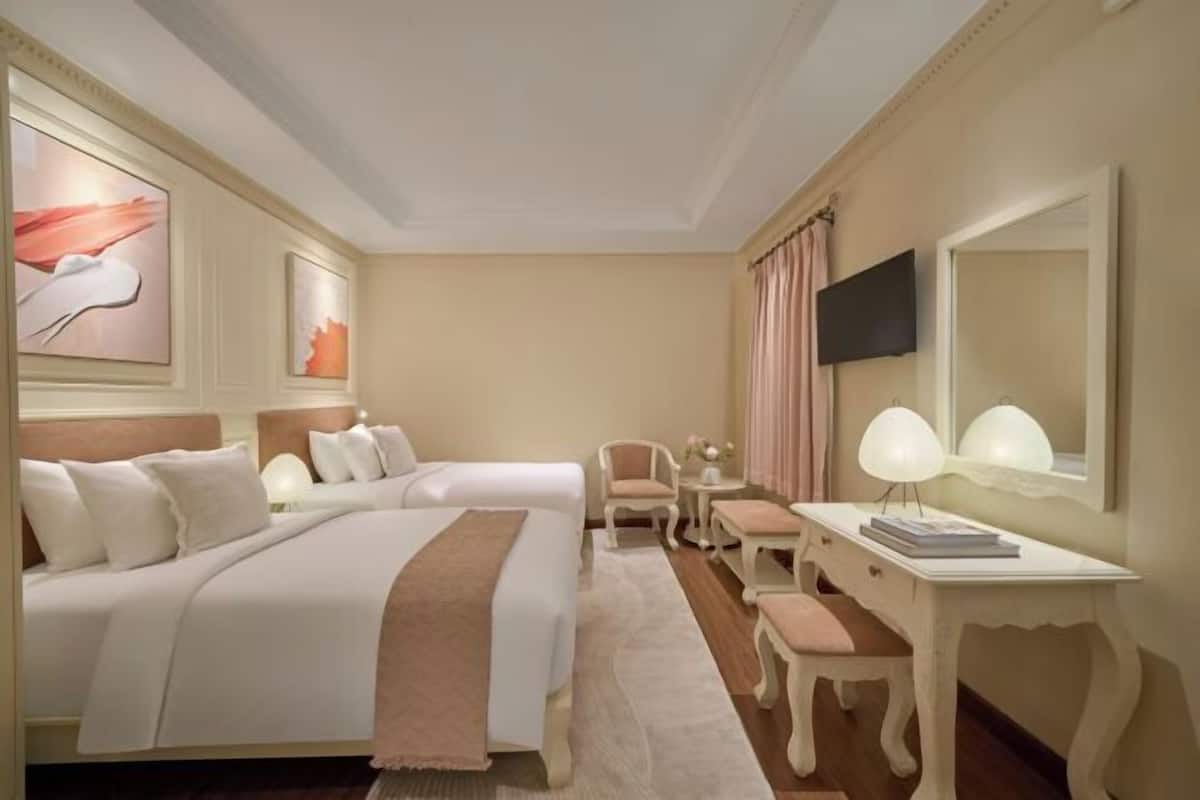 Minibar, in-room safe, desk, iron/ironing board