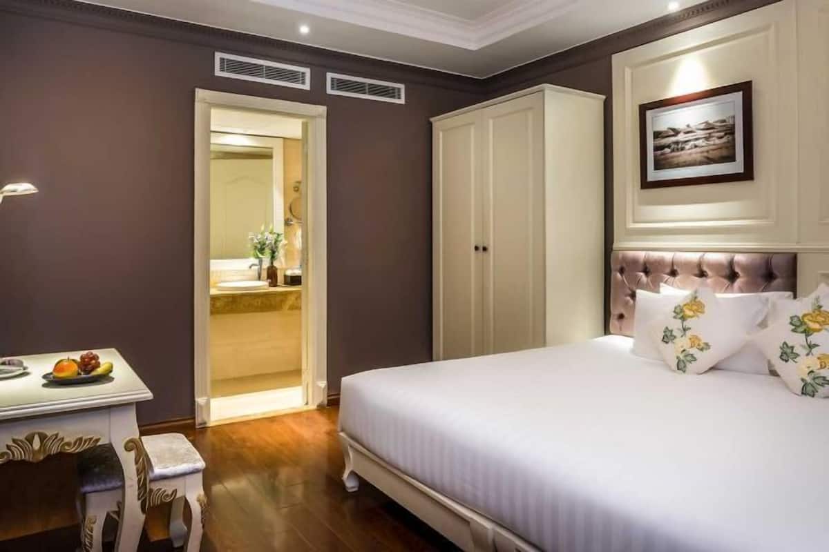 Minibar, in-room safe, desk, iron/ironing board