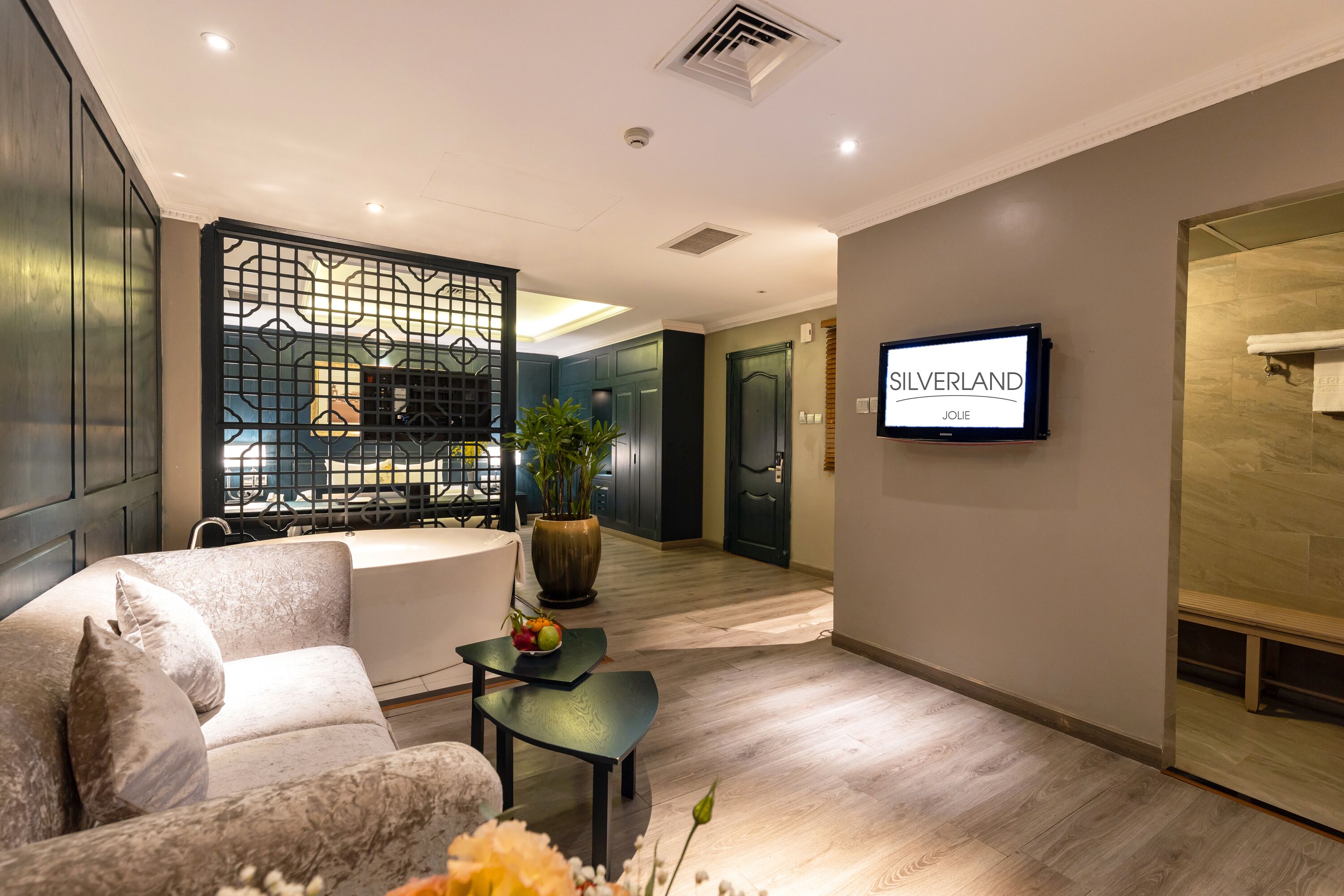 suite king bed | living area | 42-inch lcd tv with cable channels, tv