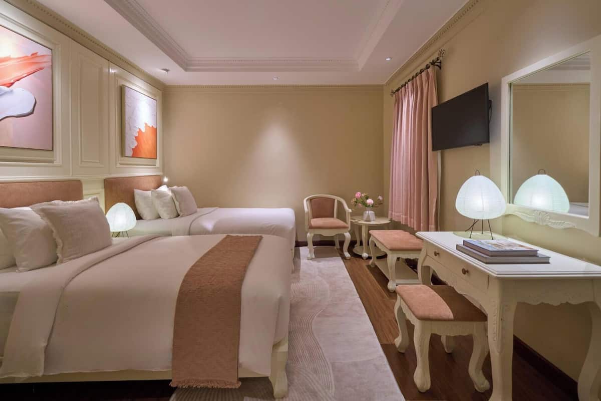 Minibar, in-room safe, desk, iron/ironing board