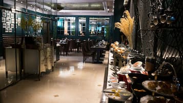 供應早餐、午餐和晚餐,國際料理