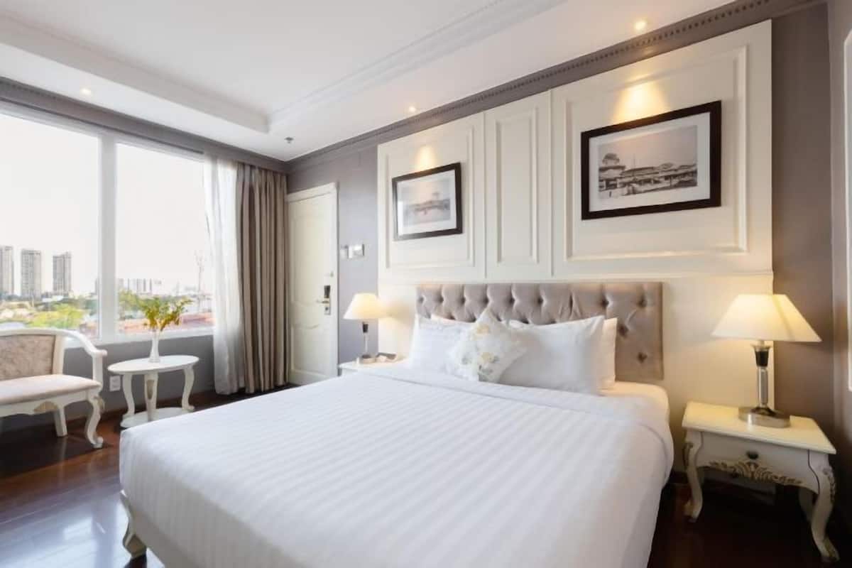 Minibar, in-room safe, desk, iron/ironing board