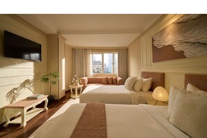 Minibar, in-room safe, desk, iron/ironing board - Silverland Jolie Hotel (Ho Chi Minh City)