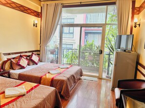 Minibar, desk, free WiFi, bed sheets - Bi Saigon Hotel (Ho Chi Minh City)