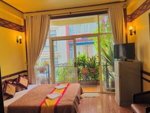Minibar, desk, free WiFi, bed sheets - Bi Saigon Hotel (Ho Chi Minh City)