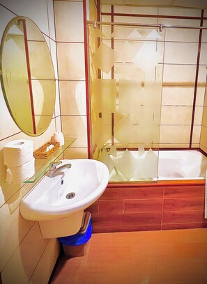 Habitación familiar | Baño | Regadera tipo lluvia, amenidades de baño gratuitas, secadora de cabello