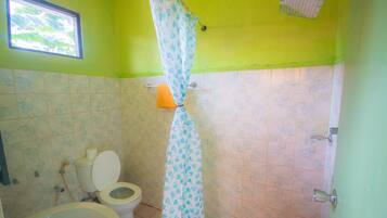 Doppelzimmer | Badezimmer | Dusche, Handtücher