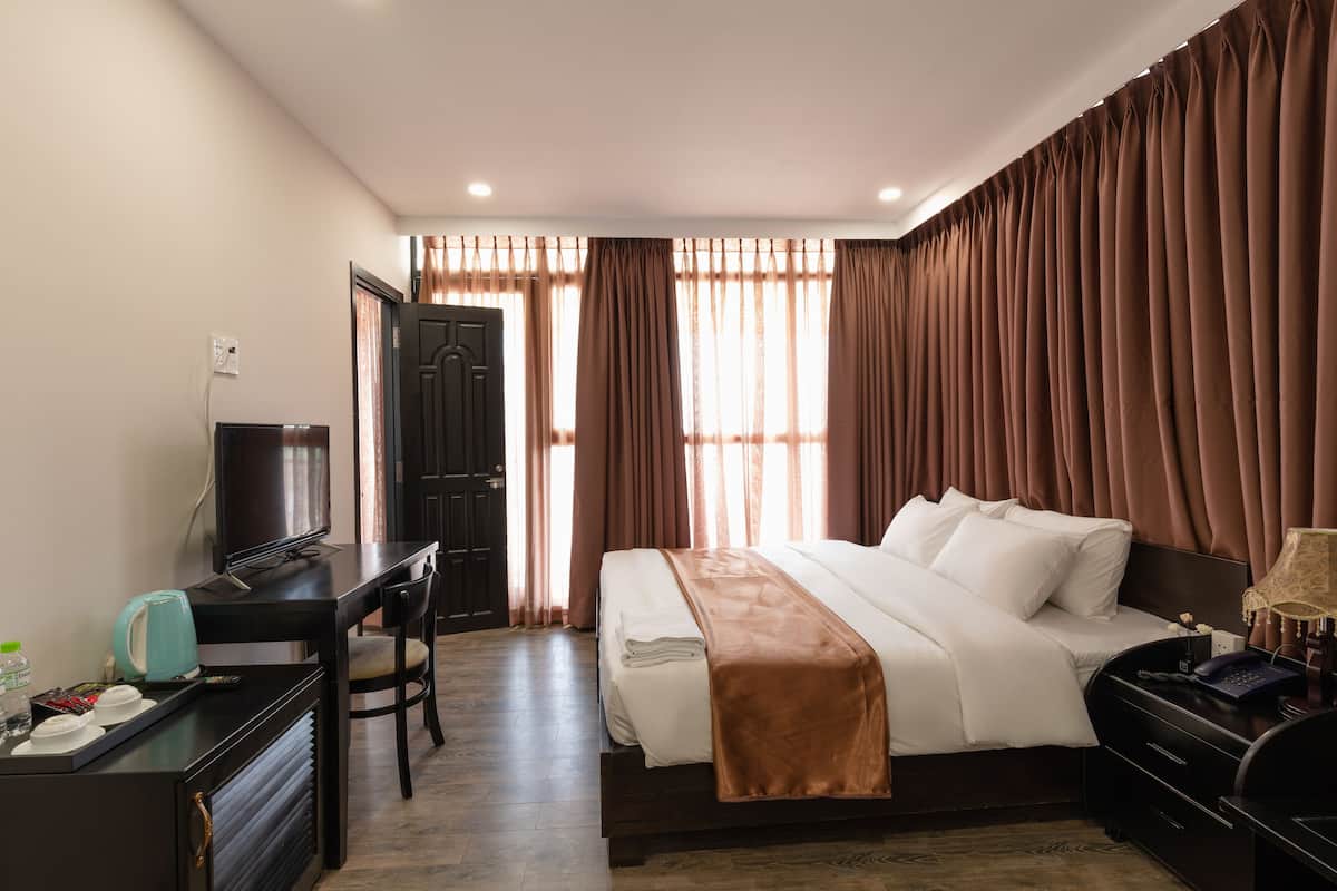Romantic Suite | 1 bedroom, minibar, in-room safe, desk