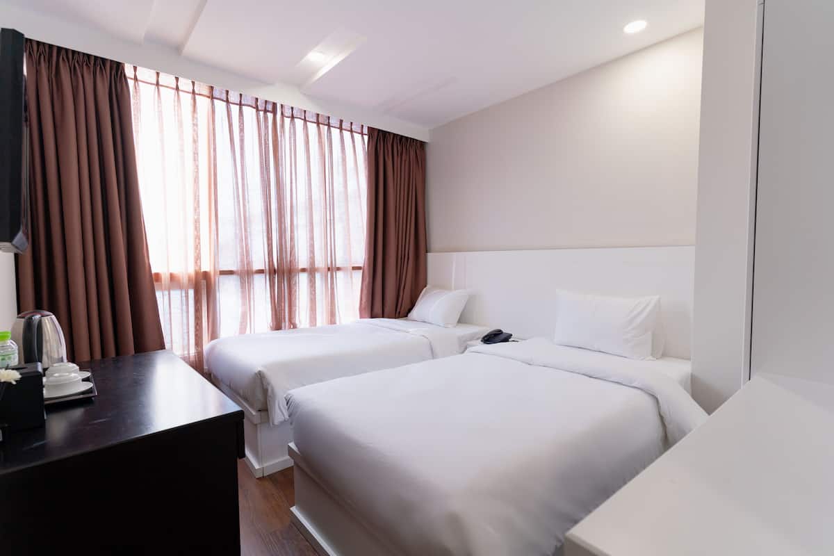 Deluxe Twin Room, 2 Single Beds | 1 bedroom, minibar, in-room safe, desk
