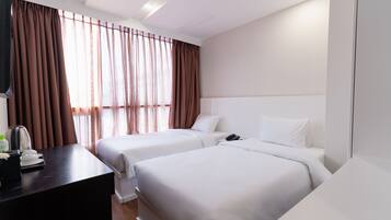 Deluxe Twin Room, 2 Twin Beds | Minibar, in-room safe, desk, soundproofing