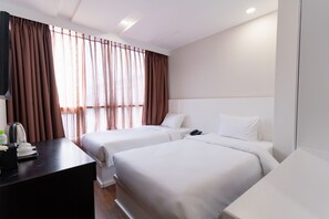 Habitación Deluxe con 2 camas individuales, 2 camas individuales | Minibar, caja de seguridad en la habitación y escritorio 