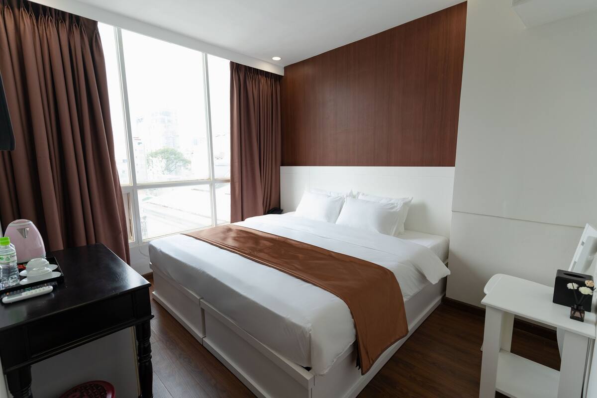 Phòng đôi Deluxe | Minibar, két bảo mật tại phòng, bàn, phòng cách âm 