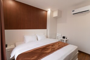 Deluxe Double Room - Queen Central Hotel (Ho Chi Minh City)