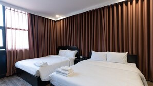 Phòng dành cho gia đình, nhiều giường | Minibar, két bảo mật tại phòng, bàn, phòng cách âm 
