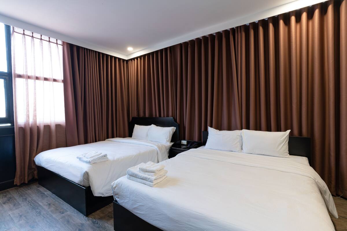 Phòng dành cho gia đình, nhiều giường | Minibar, két bảo mật tại phòng, bàn, phòng cách âm 