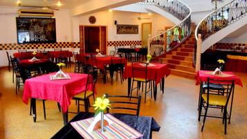 Se sirven comidas, cenas y cocina internacional