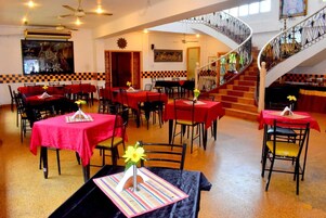 Se sirven almuerzos y cenas, cocina internacional