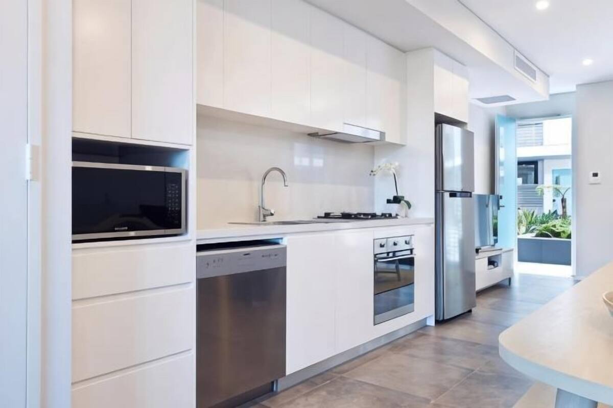 Private kitchen | Espresso maker, coffee/tea maker, full-size fridge, microwave
