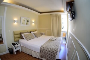 Minibar, caja de seguridad en la habitación, wifi gratis y ropa de cama 