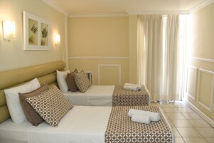 Minibar, caja de seguridad en la habitación, wifi gratis y ropa de cama 