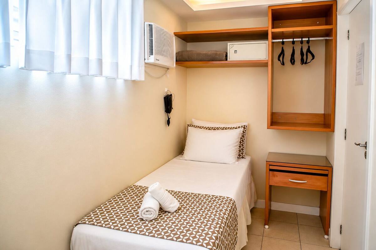 Economy eenpersoonskamer | Een minibar, een kluis op de kamer, gratis wifi, beddengoed