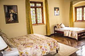Bungalow, Hill View(3 queen,2 double,2 single beds)