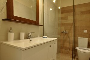 Ducha, secador de pelo, toallas