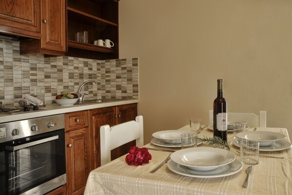 Refrigerador con freezer, horno, cafetera/tetera, utensilios de cocina