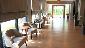 Coin salon dans le hall