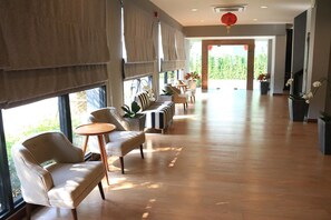 Área de estar no saguão