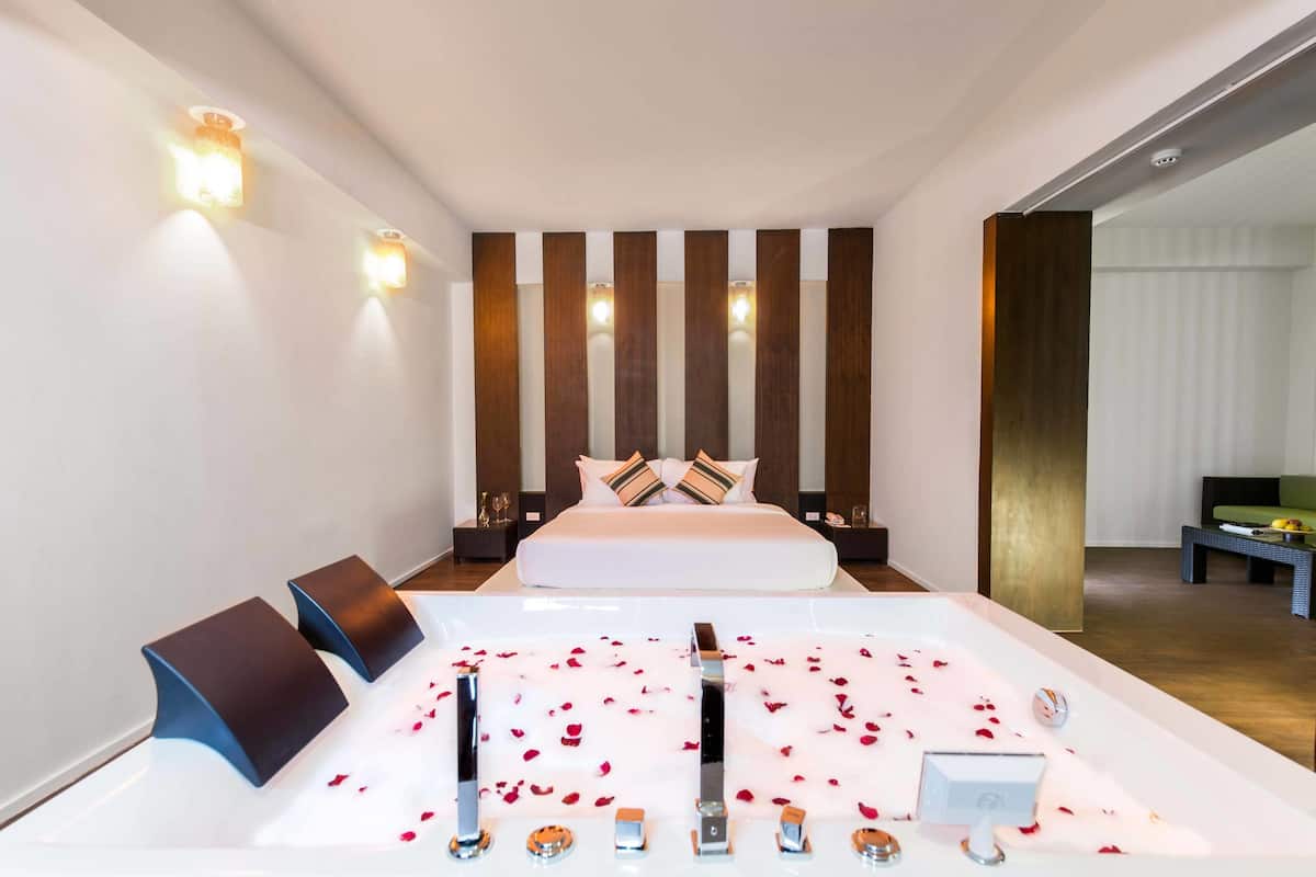 Suite, 1 Bedroom | Jetted tub