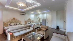 Quarto família, vista para a cidade (VIP) | Frigobar, cofres nos quartos, escrivaninha