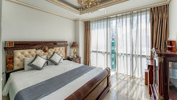 Quarto superluxo, vista para a cidade | Frigobar, cofres nos quartos, escrivaninha