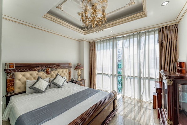 Luksus-værelse - byudsigt | Minibar, pengeskab på værelset, skrivebord