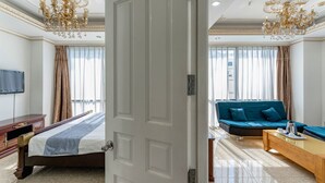 Quarto família, vista para a cidade (Connecting) | Frigobar, cofres nos quartos, escrivaninha