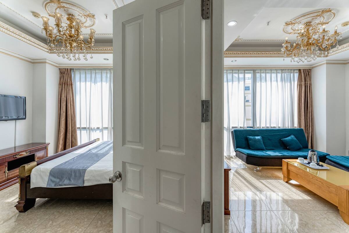 Familiekamer, uitzicht op de stad (Connecting) | Een minibar, een kluis op de kamer, een bureau, een laptopwerkplek