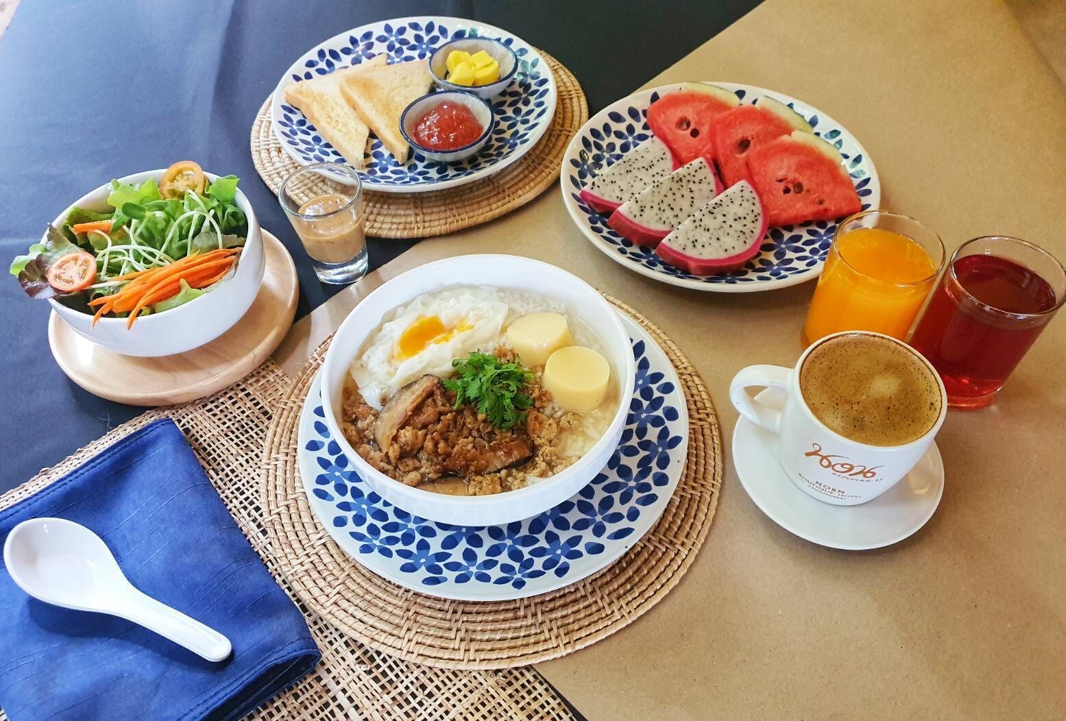 daily cooked-to-order breakfast (thb 150 per person)