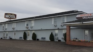 A motel with a sign indicating no vacancy. - Amber Inn Motel (Bliss)